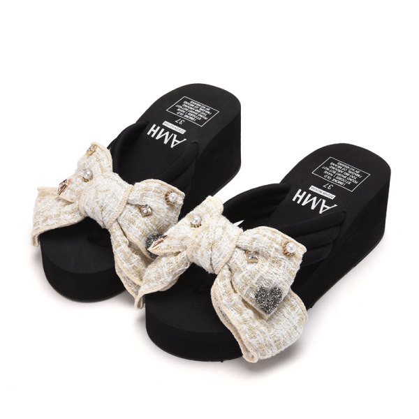 Sieviešu čības ar rūtainu lentīti ar metāla rotājumiem un 3 cm platformu