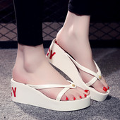 Įprastos moteriškos šlepetės ant platformos su užrašu per pirštus