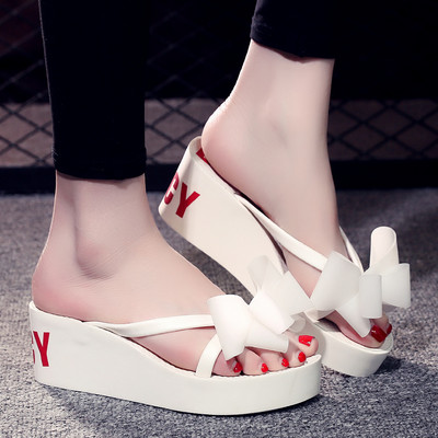 Įprastos moteriškos šlepetės ant platformos su užrašu per pirštus