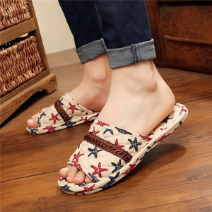 Papuci de dama cu model floral potriviti pentru vara