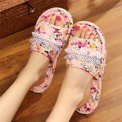 Papuci de dama cu model floral potriviti pentru vara