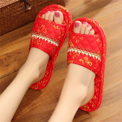 Papuci de dama cu model floral potriviti pentru vara