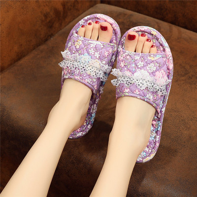 Papuci de dama cu model floral potriviti pentru vara