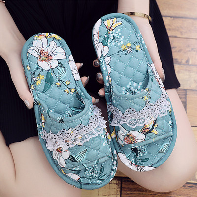 Papuci de dama cu model floral potriviti pentru vara