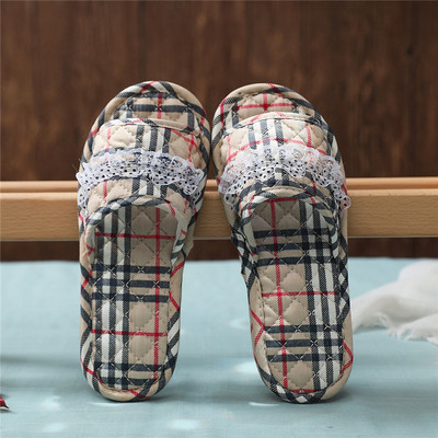 Papuci de dama cu model floral potriviti pentru vara