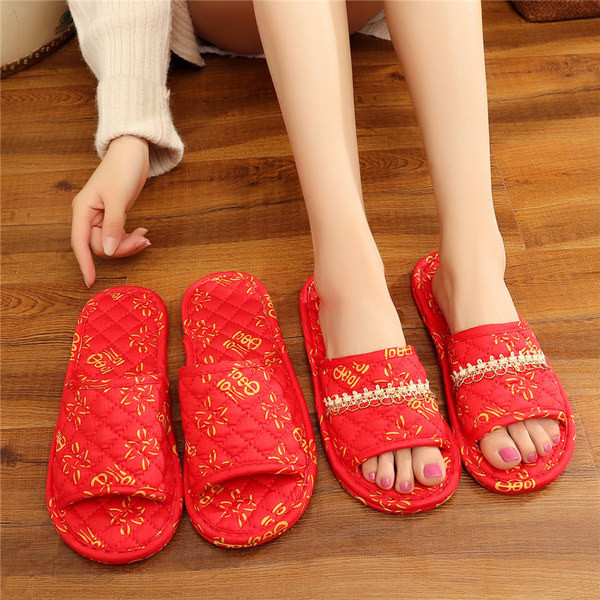 Papuci de dama cu model floral potriviti pentru vara