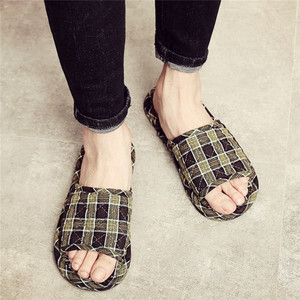 Καρό γυναικείες παντόφλες με επίπεδη σόλα σε διαφορετικά χρώματα