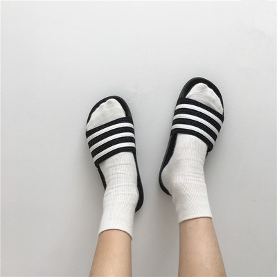 Dámske pruhované papuče v čiernej a bielej farbe