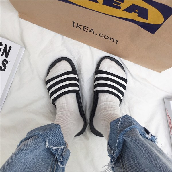 Must-valged triibulised naiste sussid