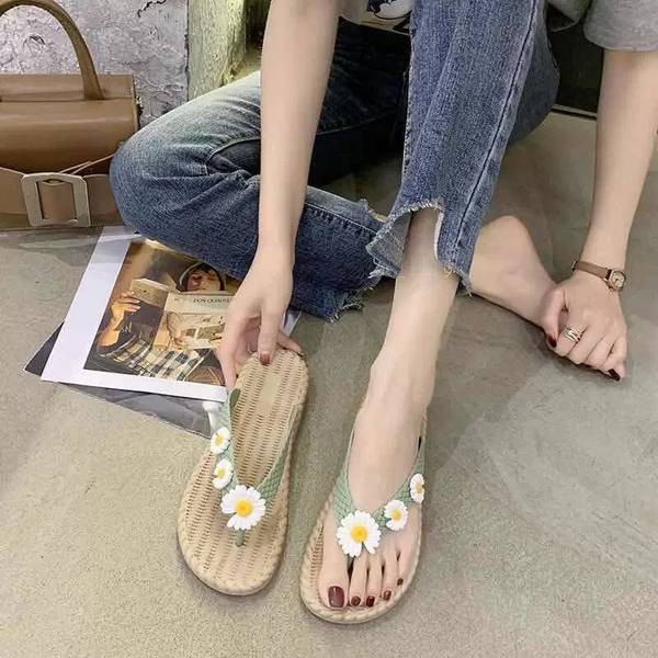 Παντόφλες casual γυναίκες με τρισδιάστατο στοιχείο - δύο μοντέλα