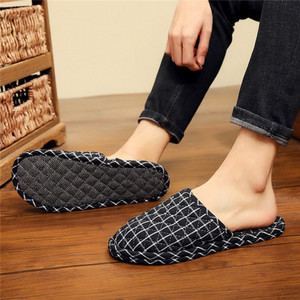 Γυναικείες παντόφλες σε διαφορετικά χρώματα και επίπεδη σόλα