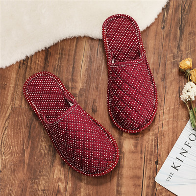 Γυναικείες παντόφλες σε διαφορετικά χρώματα και επίπεδη σόλα