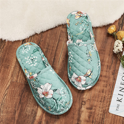 Γυναικείες παντόφλες σε διαφορετικά χρώματα και επίπεδη σόλα