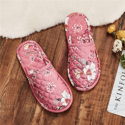 Γυναικείες παντόφλες σε διαφορετικά χρώματα και επίπεδη σόλα