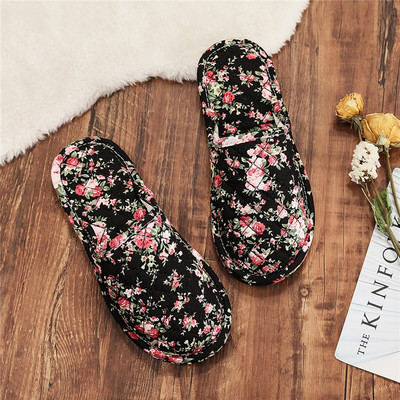 Γυναικείες παντόφλες σε διαφορετικά χρώματα και επίπεδη σόλα