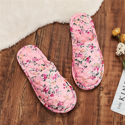 Γυναικείες παντόφλες σε διαφορετικά χρώματα και επίπεδη σόλα