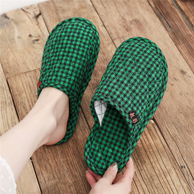 Γυναικείες παντόφλες σε διαφορετικά χρώματα και επίπεδη σόλα