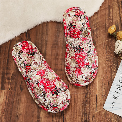 Γυναικείες παντόφλες σε διαφορετικά χρώματα και επίπεδη σόλα