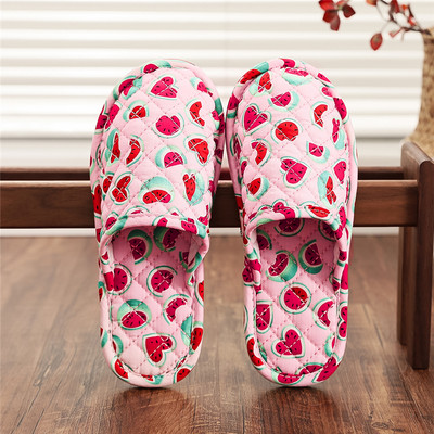 Γυναικείες παντόφλες σε διαφορετικά χρώματα και επίπεδη σόλα