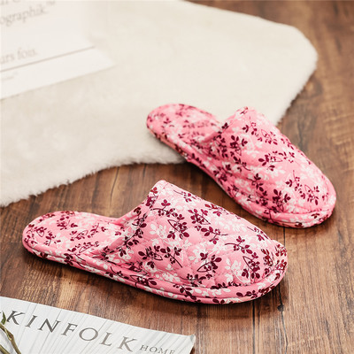 Γυναικείες παντόφλες σε διαφορετικά χρώματα και επίπεδη σόλα