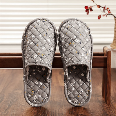 Γυναικείες παντόφλες σε διαφορετικά χρώματα και επίπεδη σόλα