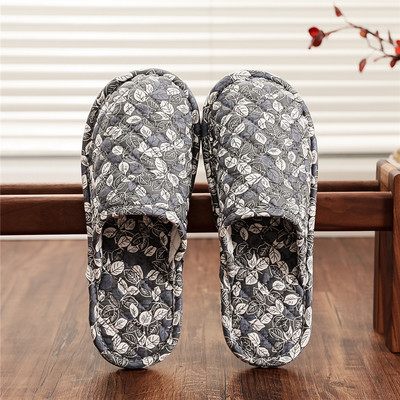 Γυναικείες παντόφλες σε διαφορετικά χρώματα και επίπεδη σόλα