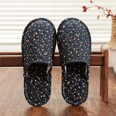 Γυναικείες παντόφλες σε διαφορετικά χρώματα και επίπεδη σόλα