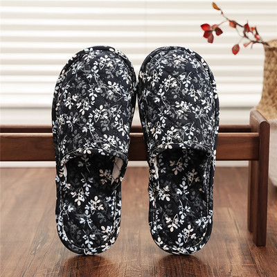 Γυναικείες παντόφλες σε διαφορετικά χρώματα και επίπεδη σόλα