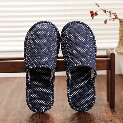 Γυναικείες παντόφλες σε διαφορετικά χρώματα και επίπεδη σόλα