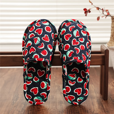 Γυναικείες παντόφλες σε διαφορετικά χρώματα και επίπεδη σόλα