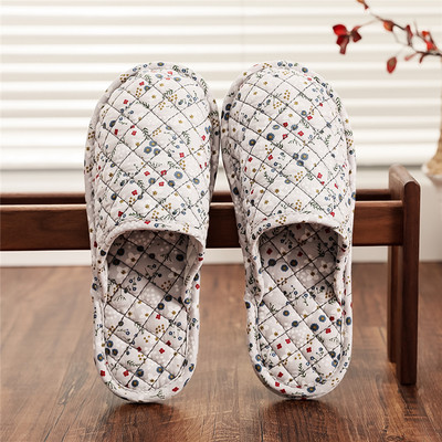 Γυναικείες παντόφλες σε διαφορετικά χρώματα και επίπεδη σόλα