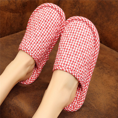 Γυναικείες παντόφλες σε διαφορετικά χρώματα και επίπεδη σόλα