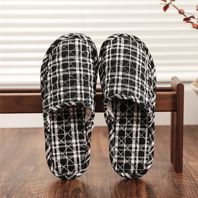 Γυναικείες παντόφλες σε διαφορετικά χρώματα και επίπεδη σόλα