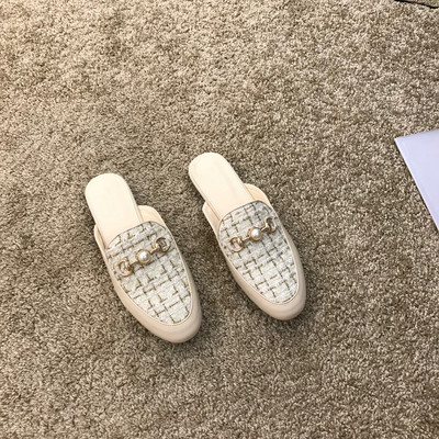 Μοντέρνα γυναικείες παντόφλες με διακόσμηση