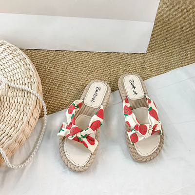 Γυναικείες παντόφλες με υφασμάτινα λουράκια με λουλουδάτο μοτίβο