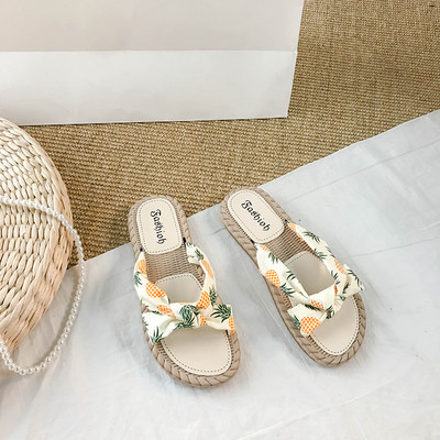 Γυναικείες παντόφλες με υφασμάτινα λουράκια με λουλουδάτο μοτίβο