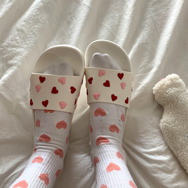 Γυναικείες παντόφλες σε δύο χρώματα με επίπεδη σόλα κατάλληλη για το καλοκαίρι