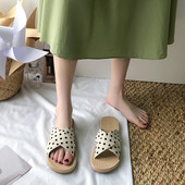 Γυναικείες παντόφλες με σταυρωτά λουράκια