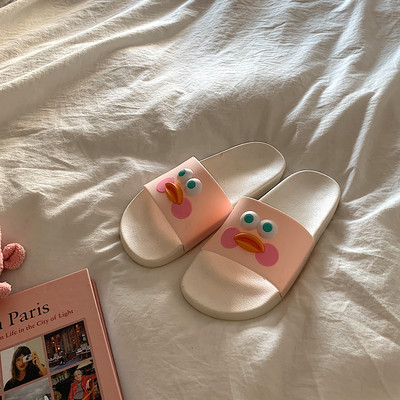 Γυναικείες παντόφλες με τρισδιάστατο στοιχείο και επίπεδη σόλα σε διάφορα χρώματα