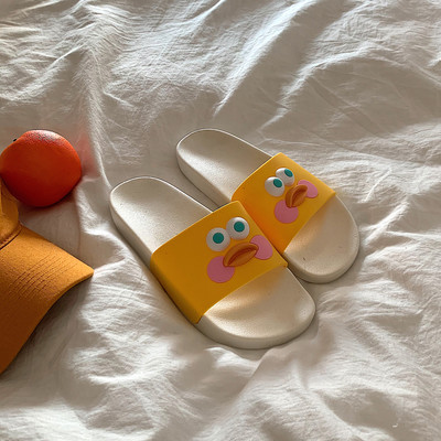 Γυναικείες παντόφλες με τρισδιάστατο στοιχείο και επίπεδη σόλα σε διάφορα χρώματα