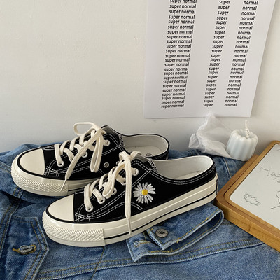 Γυναικείες παντόφλες με κέντημα λουλουδιών