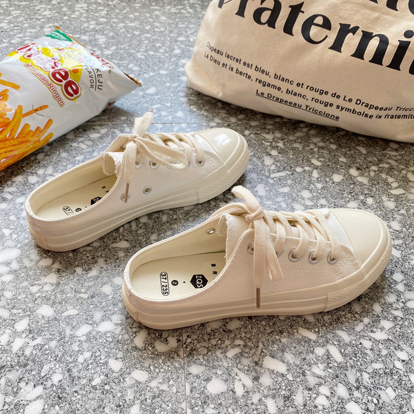 Ženske zatvorene papuče bijele boje s vezicama