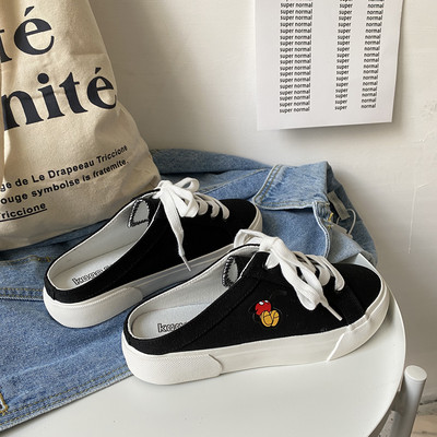 Γυναικείες παντόφλες με κέντημα καικορδόνια