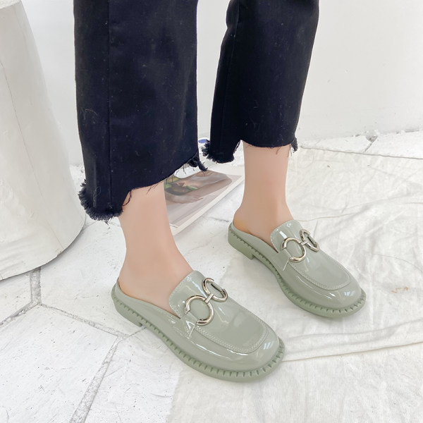 Casual έκο δερμάτινες παντόφλες με στρογγυλεμένο σχέδιο με μεταλλική διακόσμηση