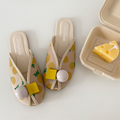 Γυναικείες παντόφλες με επίπεδη σόλα και χρωματιστό απλικέ