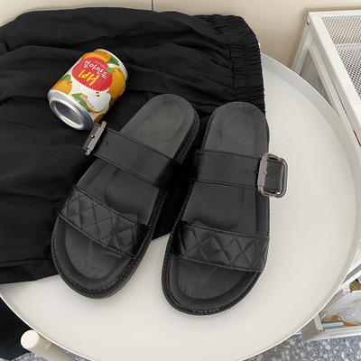 Γυναικείες έκο δερμάτινες παντόφλες σε μαύρο χρώμα και αγκράφα