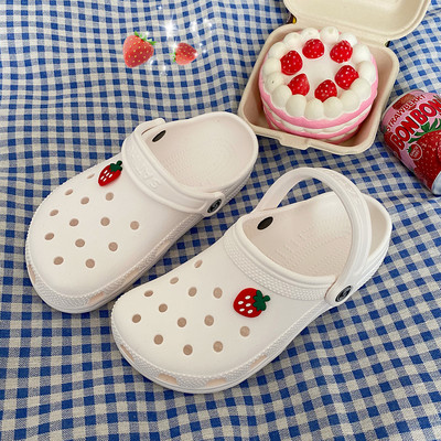 Ženske zatvorene papuče sa aplikacijom jagode - bijele boje