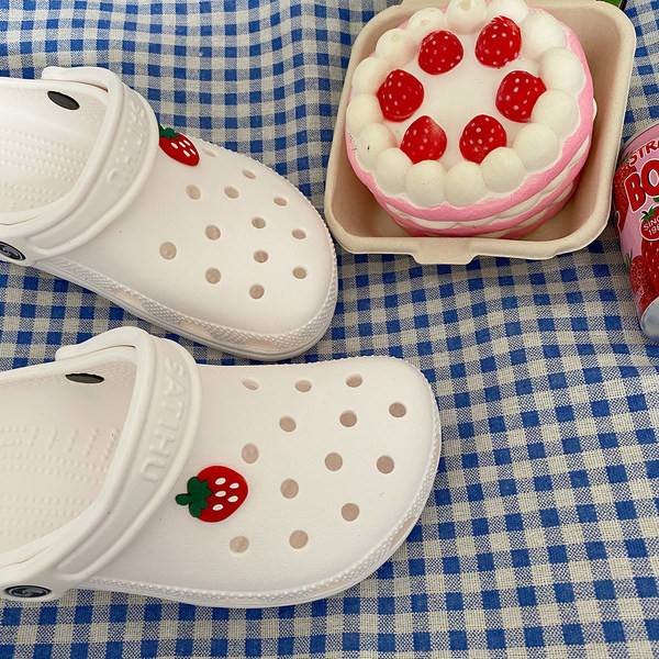 Ženske zatvorene papuče sa aplikacijom jagode - bijele boje