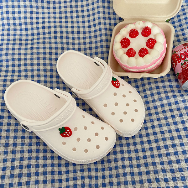 Ženske zatvorene papuče sa aplikacijom jagode - bijele boje