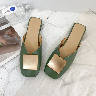 Γυναικείες casual παντόφλες με μεταλλική διακόσμηση